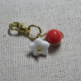 小さな”天然石風”赤玉とホワイトフラワーのチャーム