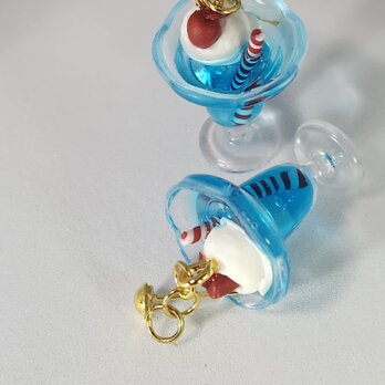 ポップなネオンカラーのクリームソーダのピアス（ブルーハワイ）の画像