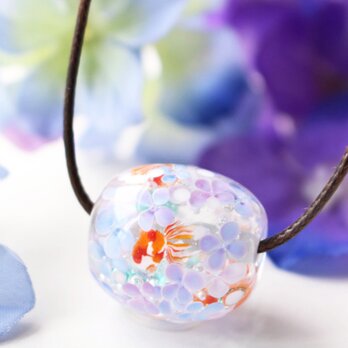 紫陽花と金魚のとんぼ玉（ガラス玉）泡入りの画像