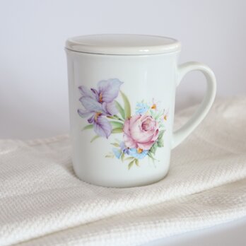 あやめと薔薇のブーケの蓋付マグカップの画像