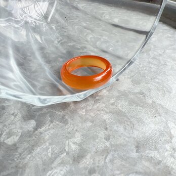 R392-ヴィンテージリング U.S.A. 1970s Amber color Lucite Ringの画像