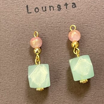 ピンクとグリーンの爽やかピアス ガラスビーズとアクリルビーズ　樹脂ピアス 春ピアス夏ピアスの画像