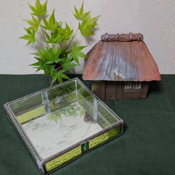 藁葺き屋根の蓋物の画像