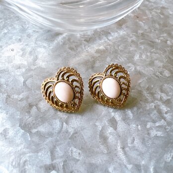 P659-ヴィンテージピアス U.S.A. Gold Tone White Cabochon Openwork Heartの画像