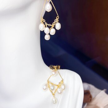 金色リボンと淡水パールのチェーンピアス｜ハンドメイド｜S925ポストの画像