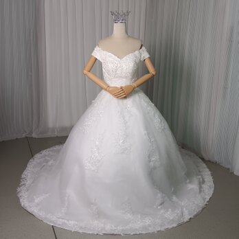 ウエディングドレス オフショルダー キラキラ光る刺繍 裾に繊細レースをあしらった 結婚式 華やかなトレーンの画像
