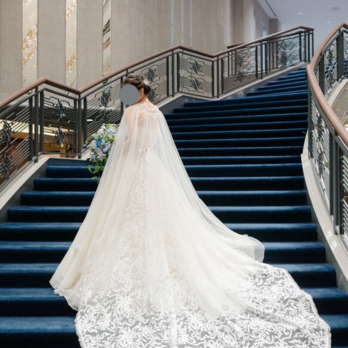 実例写真！華やかなトレーン 取り外し 贅沢な総レース 結婚式 花嫁 海外挙式ドレスの画像