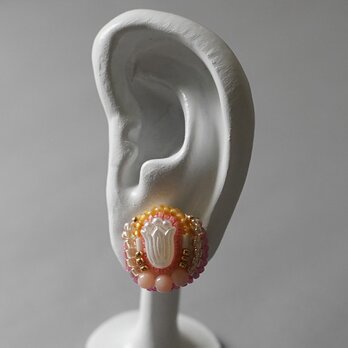 ビーズ刺繍のイヤリング ピアス 3　ピンク　ホワイト　イエロー　おおぶり　一点ものの画像