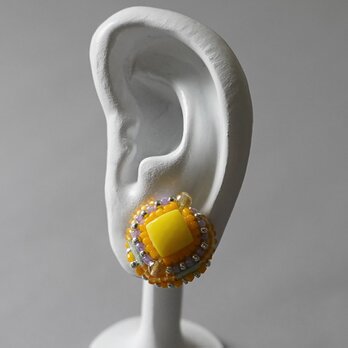 ビーズ刺繍のイヤリング ピアス 5　イエロー　パープル　おおぶり　一点ものの画像