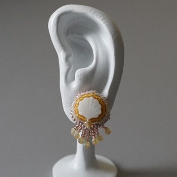 ビーズ刺繍のイヤリング ピアス 9　ホワイト　イエロー　オレンジ　おおぶり　一点ものの画像