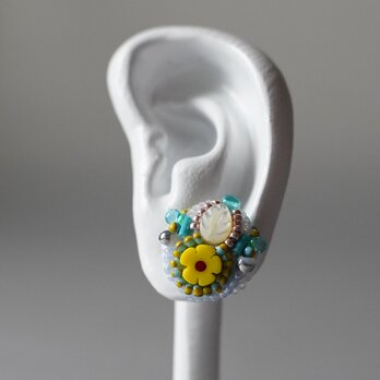 ビーズ刺繍のイヤリング ピアス 14　ブルー　ホワイト　イエロー　シェル　おおぶり　一点もの　個性的　フラワーの画像