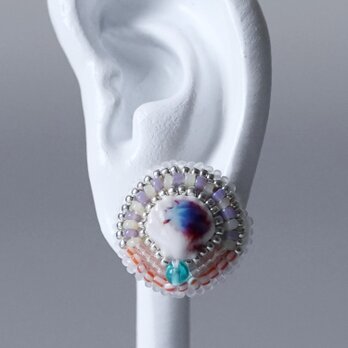 ビーズ刺繍のイヤリング ピアス 24　貝がら　カラフル　ホワイト　おおぶり　サージカルステンレス　一点もの　個性的