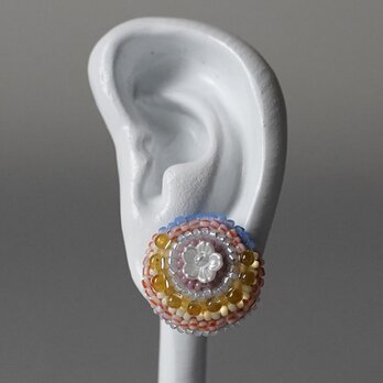 ビーズ刺繍のイヤリング ピアス 27　フラワー　ホワイト　カラフル　おおぶり　サージカルステンレス　一点もの　個性的の画像