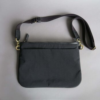 n×l flat shoulder bag (black×black)の画像