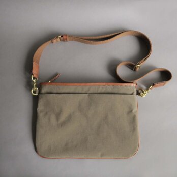 n×l flat shoulder bag (greige×brown)の画像
