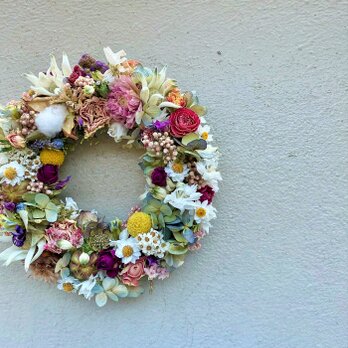 アンティークな お花いっぱい色とりどりのリース　の画像