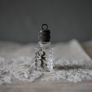 天使の小さな香水瓶　ペンダントトップ　気付け薬　フランスアンティーク　アンティーク