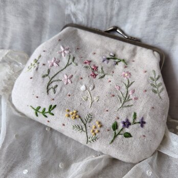 リネン*刺繍*野の花*がま口ポーチの画像