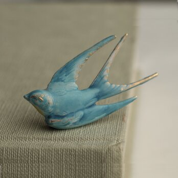 【192】BLUE SWALLOW – 青空をかけるツバメのブローチの画像