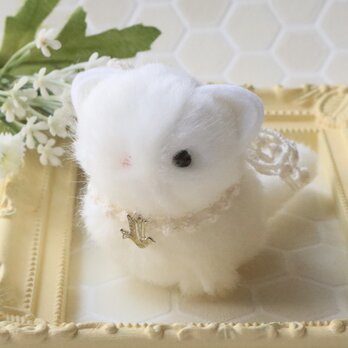 ちいさなぬいぐるみ　白猫すわりポーズ*銀色の鳩の画像