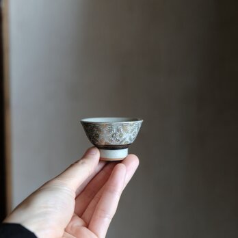 白い花尽くし◆九谷焼　色絵金彩猪口　丁寧な暮らしに。昭和レトロ　古物　骨董古美術好きにも。の画像