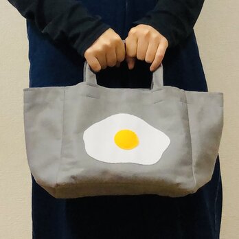 フェルトのミニトートバッグ　グレー×目玉焼きの画像