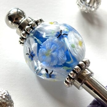 かんざし　青と白の薔薇と蝶のとんぼ玉　ブルーローズ　ばら　バラ　一本簪　一本挿し　ガラス　洋風　蜻蛉玉　トンボ玉の画像