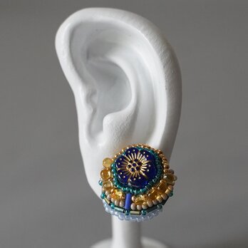 おしゃべりなイヤリング 7　まる　フラワー　ブルー　おおぶり　ニッケルフリーイヤリング　カラフル　一点もの　ビーズ刺繍の画像