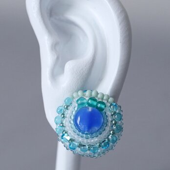 おしゃべりなピアス 2　まる　クリア　ブルー　おおぶり　サージカルステンレスピアス　一点もの　ビーズ刺繍