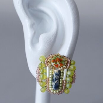 おしゃべりなピアス 4　まる　ブルー　オレンジ　グリーン　おおぶり　サージカルステンレスピアス　一点もの　ビーズ刺繍