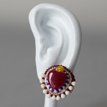 おしゃべりなピアス 9　まる　ハート　レッド　おおぶり　サージカルステンレスピアス　一点もの　ビーズ刺繍の画像