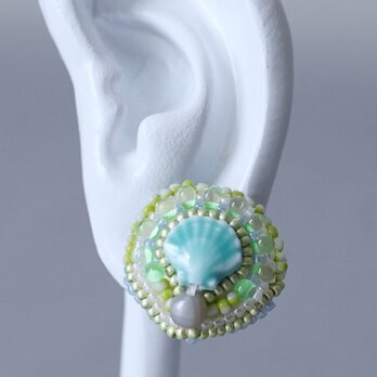 おしゃべりなピアス 12　グリーン　シェル　カラフル　おおぶり　サージカルステンレスピアス　一点もの　ビーズ刺繍