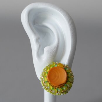 おしゃべりなピアス 13　オレンジ　グリーン　カラフル　おおぶり　サージカルステンレスピアス　一点もの　ビーズ刺繍の画像