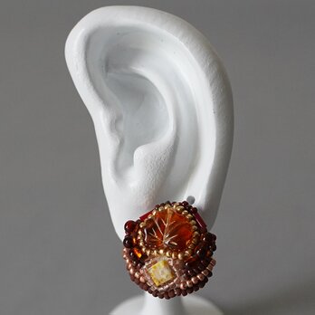 おしゃべりなピアス 15　まる　ブラウン　リーフ　おおぶり　サージカルステンレスピアス　一点もの　ビーズ刺繍の画像