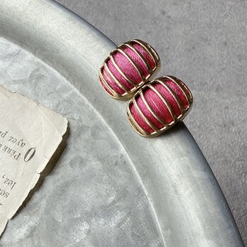 P662-ヴィンテージピアス U.S.A. 1980s Gold Tone Fence Pink Spoolの画像