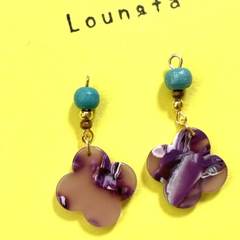 ウッドビーズターコイズとパープルアクリルチャームの個性派ピアス 軽いピアス  樹脂ピアスの画像