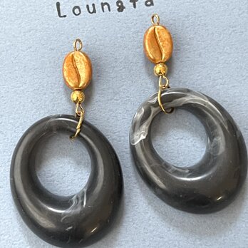 ちょっと重たいピアス でも個性派ピアス コーヒー豆オレンジビーズとアクリルチャームブラックの大ぶりピアス 夏ピアス  樹脂ピアスの画像