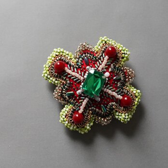 変形クロスのブローチ 7　ビーズ刺繍　一点もの　カラフル 　レッド　グリーン　おおぶり　クリスマス　ビジューの画像