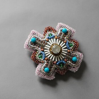 変形クロスのブローチ 9　ビーズ刺繍　一点もの　グリーン　ホワイト　グレー　ブルー　おおぶり　クリスマス　ビジューの画像