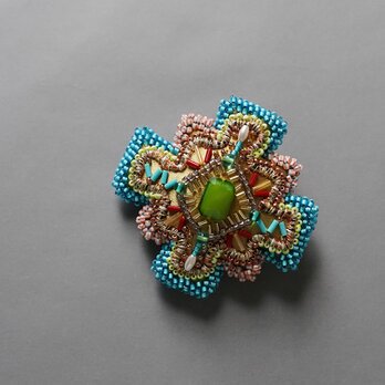 変形クロスのブローチ 10　ビーズ刺繍　一点もの　イエロー　グリーン　ブルー　おおぶり　クリスマス　サテンの画像
