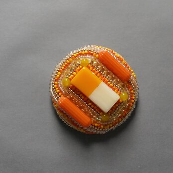 おしゃべりなブローチ おおぶり 7 ビーズ刺繍のブローチ　オレンジ　イエロー　カラフル　個性的　一点もの　クリスマスの画像
