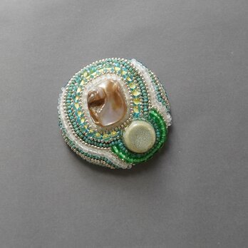 おしゃべりなブローチ おおぶり 9 ビーズ刺繍のブローチ　グリーン　シェル　カラフル　個性的　一点もの　クリスマスの画像