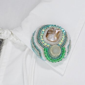 おしゃべりなブローチ おおぶり 9 ビーズ刺繍のブローチ　グリーン　シェル　カラフル　個性的　一点もの　クリスマス