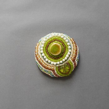 おしゃべりなブローチ おおぶり 13 ビーズ刺繍のブローチ　グリーン　パステル　カラフル　個性的　一点もの　クリスマスの画像