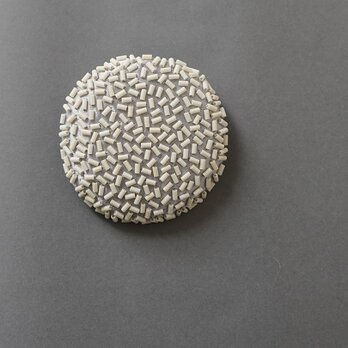 ブローチ ばらまく　2　おおぶり ビーズ刺繍のブローチ　ホワイト　シルバー　カラフル　個性的　一点もの　クリスマスの画像
