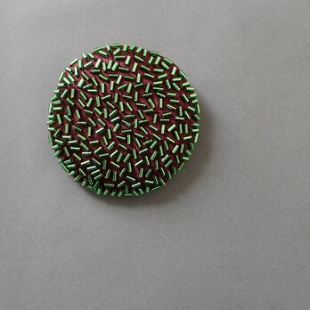 ブローチ ばらまく　7　おおぶり ビーズ刺繍のブローチ　グリーン　レッド　個性的　一点もの　クリスマスの画像
