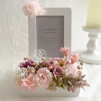御供花　「お花畑のフォトフレームアレンジ」～淡色ピンク～仏花 御供え お悔やみ ペット 贈り物 枯れないの画像
