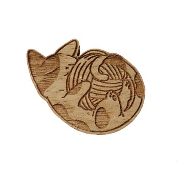 【木ｔｃｈ】クルミの木・ブローチ（毛糸と猫）の画像