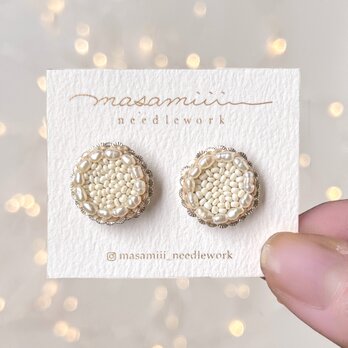 【贈り物に】淡水パールとスパンコールのお花 ビーズ刺繍ピアス/イヤリングの画像