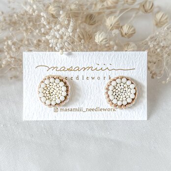 天然石(珊瑚)とスパンコールのお花 ビーズ刺繍ピアス/イヤリングの画像